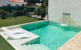 Chalet blanco con piscina privada
